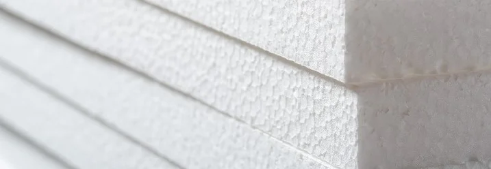 Stapel weiße Styroporplatten